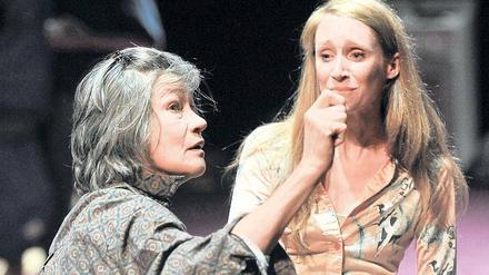 Das gefährliche, schlafende Raubtier Familie. Tina Engel (l.) als Violet Weston und Melanie Straub als Barbara Fordham in „Eine Familie“ von Tracy Letts am Hans Otto Theater.