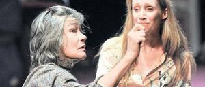Das gefährliche, schlafende Raubtier Familie. Tina Engel (l.) als Violet Weston und Melanie Straub als Barbara Fordham in „Eine Familie“ von Tracy Letts am Hans Otto Theater.