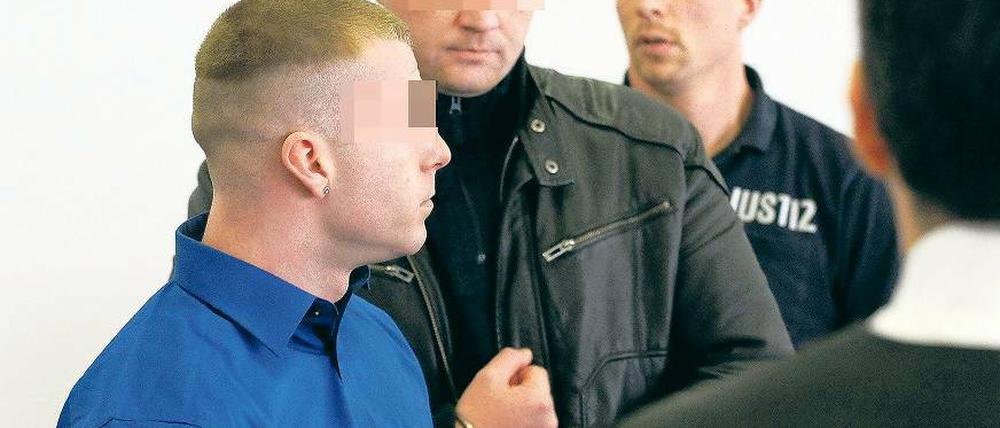 Urteil gesprochen. Lebenslange Haftstrafen für die Angeklagten (l. und 2.v.l.).