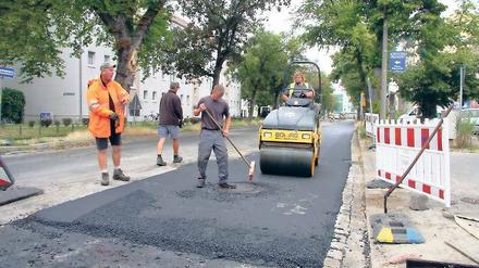 Flickenteppich. Die Ruhlsdorfer Straße ist seit Wochen Baustelle, weil Leitungen verlegt wurden. Eine grundlegende Sanierung wurde im wieder verschoben.