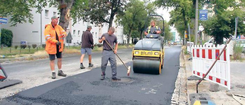 Flickenteppich. Die Ruhlsdorfer Straße ist seit Wochen Baustelle, weil Leitungen verlegt wurden. Eine grundlegende Sanierung wurde im wieder verschoben.
