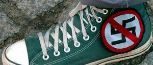 Nach Angriffen auf NPD-Funktionäre in Berlin legten militante Neonazis Brände an von Linken genutzten Häusern. Was beide Flügel antreibt, ist die negative Abgrenzung zum Feind.