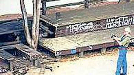 Fundort. An dieser Turnhalle wurden zwei verbrannte Leichen entdeckt.
