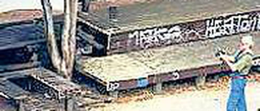 Fundort. An dieser Turnhalle wurden zwei verbrannte Leichen entdeckt.