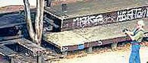 Fundort. An dieser Turnhalle wurden zwei verbrannte Leichen entdeckt.