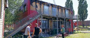 Machen weiter. Mitarbeiter des Jugendzentrums sind am Dienstag mit Aufräumarbeiten an der zerstörten Rückseite des Gebäudes beschäftigt. Im Innern sind mehrere Computer beschädigt worden. Die Teilsanierung wird mehrere Wochen dauern.