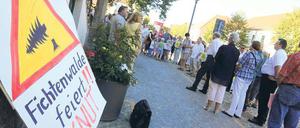 Knut oder Knuth? Vor anderthalb Jahren bejubelten die Fichtenwalder Bernhard Knuth noch als ihren Bürgermeisterkandidaten. Jetzt fordern sie Transparenz von ihm im Hinblick auf die geplanten Windräder – denn sie befürchten massive Rodungen.