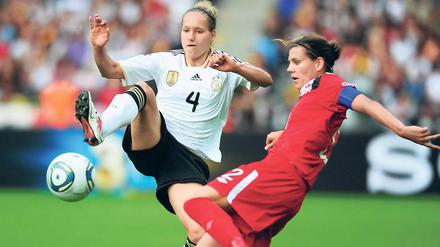 Durchgesetzt. Babett Peter (links) – hier im Duell mit Canadas Christine Sinclair – ist Abwehrspielerin des 1. FFC Turbine Potsdam und der deutschen Nationalmannschaft. Am Sonntag bestritt sie in Berlin gegen Kanada ihr 52. A-Länderspiel seit März 2006.