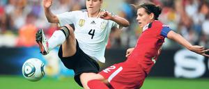 Durchgesetzt. Babett Peter (links) – hier im Duell mit Canadas Christine Sinclair – ist Abwehrspielerin des 1. FFC Turbine Potsdam und der deutschen Nationalmannschaft. Am Sonntag bestritt sie in Berlin gegen Kanada ihr 52. A-Länderspiel seit März 2006.