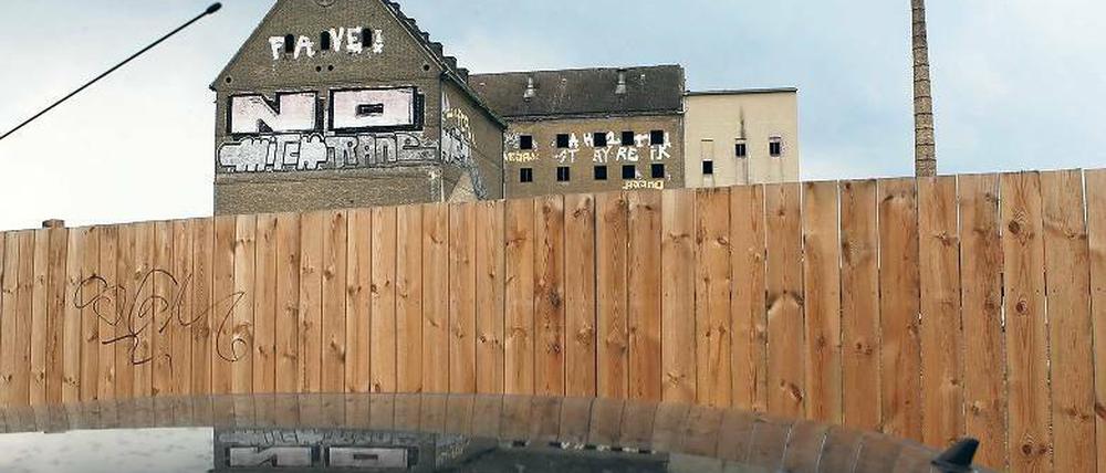 Kein Durchkommen am Ufer. Die Grundstücke in der Speicherstadt sind trotz Stadtverordnetenbeschlusses ohne direkten Uferweg verkauft worden. Sollte die Stadt die Forderungen durchsetzen, drohen Rückzahlungen und eine Verzögerung der Entwicklung.