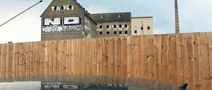 Kein Durchkommen am Ufer. Die Grundstücke in der Speicherstadt sind trotz Stadtverordnetenbeschlusses ohne direkten Uferweg verkauft worden. Sollte die Stadt die Forderungen durchsetzen, drohen Rückzahlungen und eine Verzögerung der Entwicklung.