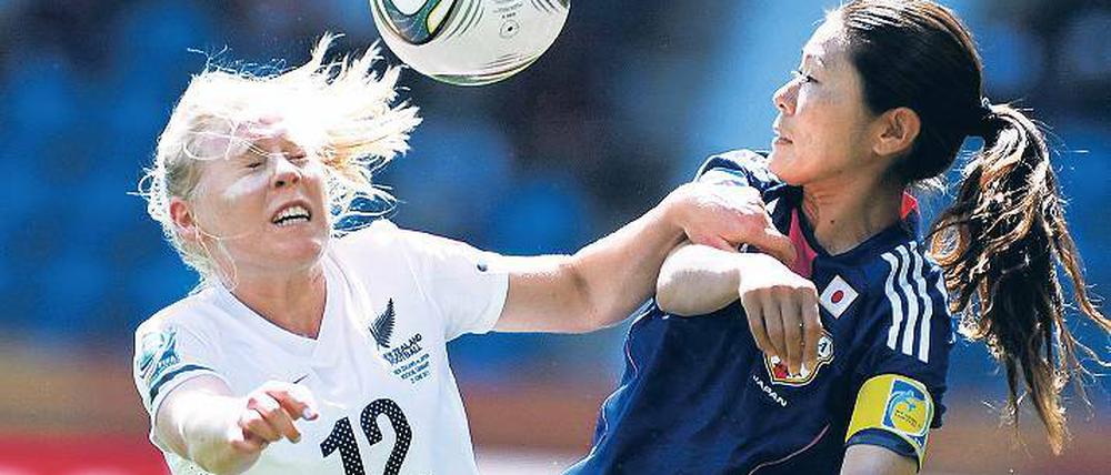 No-Look-Kopfball. Japans Sawa hat zwar den Ball im Blick, dafür ist Neuseelands Hassett näher dran.