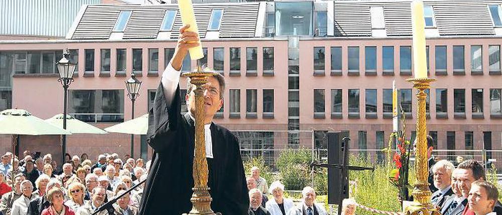 Ein Licht für Schinkel. Der frühere Bischof Wolfgang Huber weihte den originalen Feldaltar nebst Schinkel-Leuchten und Nagelkreuz ein. Rund 300 Besucher waren am Samstag zur Eröffnung der Garnison-Kapelle gekommen.