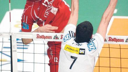 Paul Carroll (l.) ist einer der effektivsten Angreifer in der Volleyball-Bundesliga.