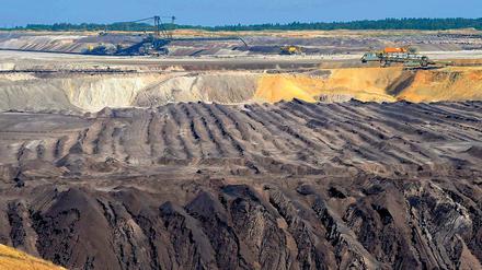 Wüstes Land. Der Energiekonzern Vattenfall will den Tagebau Welsow-Süd erweitert. Dagegen regt sich rings um Welzow (Spree-Neiße) Widerstand  nicht nur wegen der Umsiedlung von 810 Einwohnern, es gibt auch Zweifel am energiepolitischen Sinn.