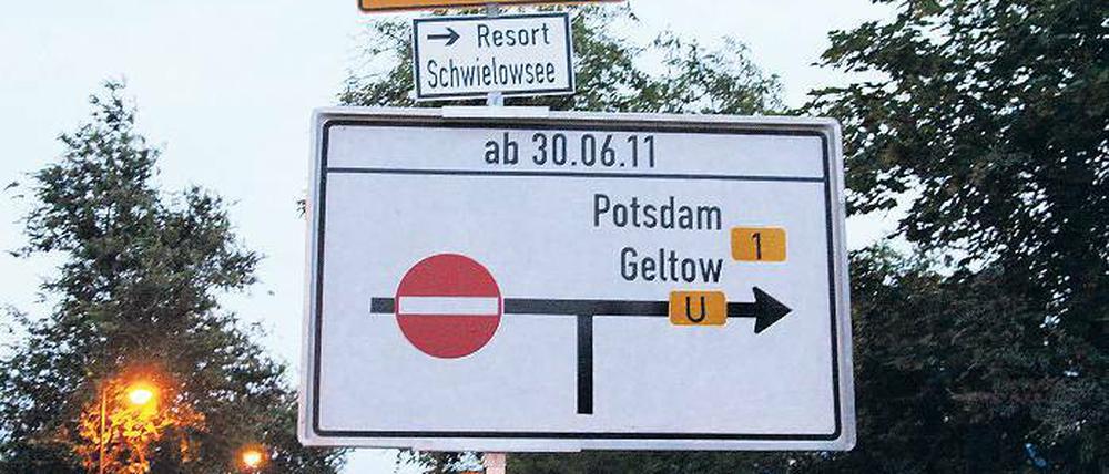 Vorboten. Ab 30. Juni ist die B 1 von Werder aus in Richtung Potsdam gesperrt. Die Umleitungsschilder stehen bereits.