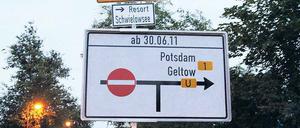 Vorboten. Ab 30. Juni ist die B 1 von Werder aus in Richtung Potsdam gesperrt. Die Umleitungsschilder stehen bereits.
