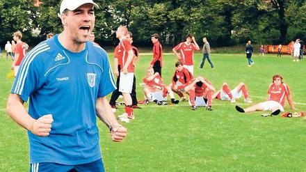 Freud und Leid. Während SVB-Trainer Hendryk „Henne“ Lau nach dem gestrigen Fußball-Krimi über den Aufstieg seiner A-Junioren den Tränen nah war, saßen die Zwickauer Spieler fassungslos auf dem Rasen.