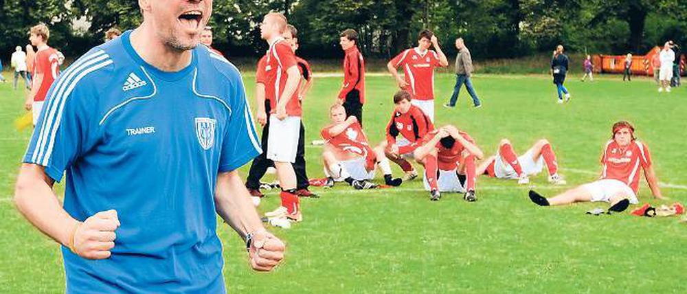 Freud und Leid. Während SVB-Trainer Hendryk „Henne“ Lau nach dem gestrigen Fußball-Krimi über den Aufstieg seiner A-Junioren den Tränen nah war, saßen die Zwickauer Spieler fassungslos auf dem Rasen.
