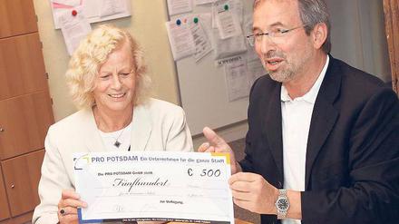 Transparenz ganz plakativ. Gestern übergab Pro-Potsdam-Chef Horst Müller-Zinsius an Edith Volkmer, Schulleiterin der Comenius-Förderschule, einen Scheck über 500 Euro – dies soll seinen Worten nach als Beispiel für transparentes Sponsoring dienen.