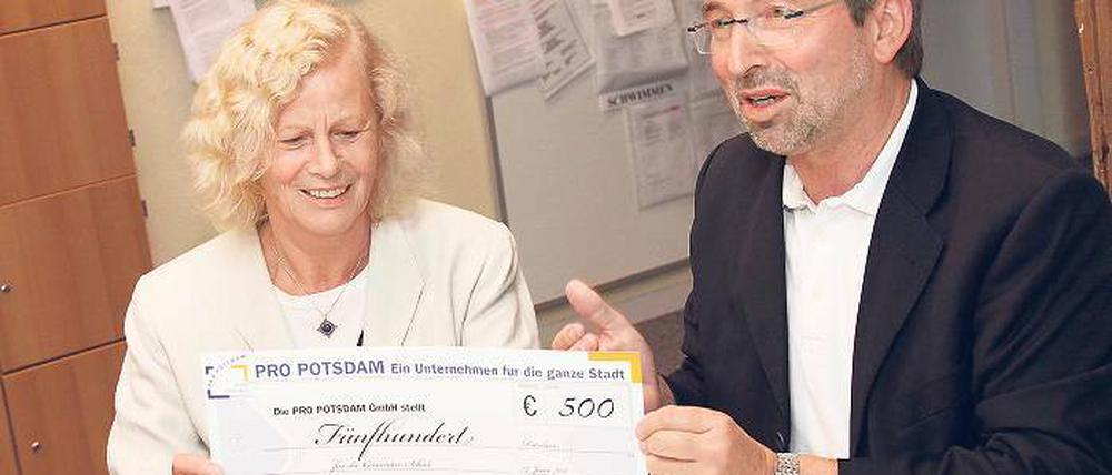 Transparenz ganz plakativ. Gestern übergab Pro-Potsdam-Chef Horst Müller-Zinsius an Edith Volkmer, Schulleiterin der Comenius-Förderschule, einen Scheck über 500 Euro – dies soll seinen Worten nach als Beispiel für transparentes Sponsoring dienen.