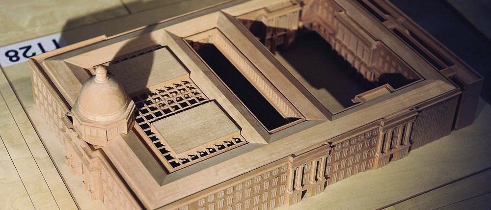 Teure Baustelle. Der Entwurf von Franco Stella (großes Bild) für den Bau des Humboldt-Forums setzte sich als Sieger im Wettbewerb durch. Er will möglichst viel vom Stadtschloss kopieren (u.l.). Der drittplatzierte Entwurf von Kleihues und Kleihues sah eine moderne Kuppel vor, das Büro Kuehn Malvezzi kam ohne aus (u.r.).