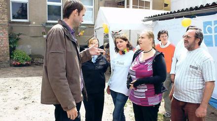Hilfe, die ankommt. Sponsor Uwe Pfleumer (links) im Gespräch mit Ramona Grünbaum (2. v. r.).