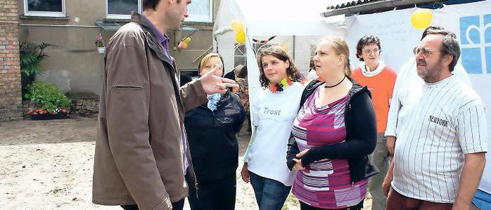 Hilfe, die ankommt. Sponsor Uwe Pfleumer (links) im Gespräch mit Ramona Grünbaum (2. v. r.).