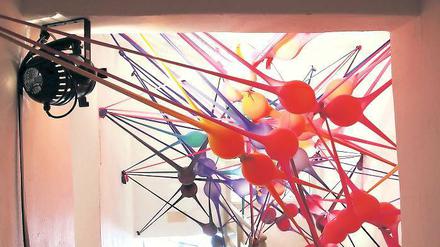 Wie ein riesiges Nervensystem. Irene Antons Installation „intervention invading network“ in der Villa Holst.