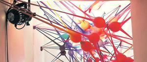 Wie ein riesiges Nervensystem. Irene Antons Installation „intervention invading network“ in der Villa Holst.