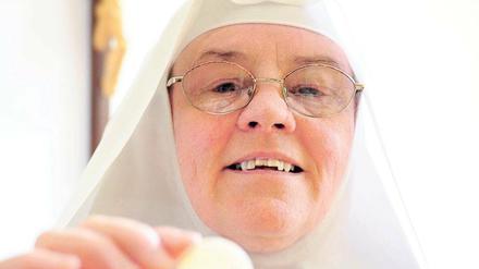 Himmlisch. Schwester Theresia will Hostien für den Papst backen.