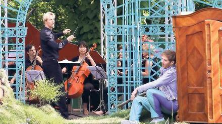 Im Grünen lässt es sich trefflich spielen. Die Junge Barockoper Sanssouci mit „Calandro“ im Gartensalon am Neuen Palais.