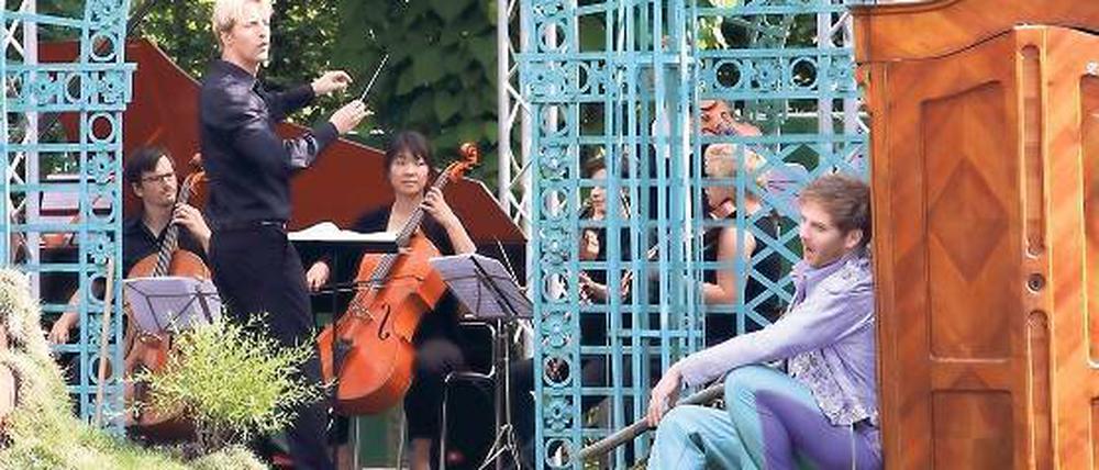 Im Grünen lässt es sich trefflich spielen. Die Junge Barockoper Sanssouci mit „Calandro“ im Gartensalon am Neuen Palais.