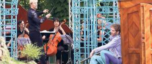 Im Grünen lässt es sich trefflich spielen. Die Junge Barockoper Sanssouci mit „Calandro“ im Gartensalon am Neuen Palais.