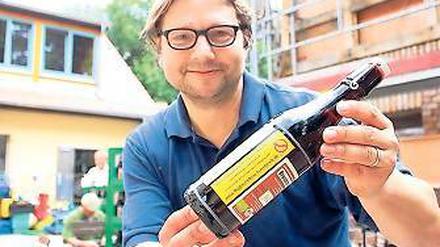 Hopfen gegen Fluglärm: Sascha Lovich mit dem Protest-Bier.