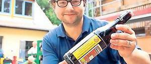 Hopfen gegen Fluglärm: Sascha Lovich mit dem Protest-Bier.