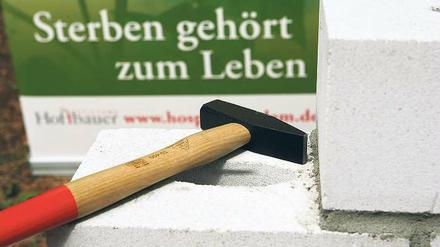Der Grundstein ist gelegt. Die Sorgen um die Finanzierung konnten die Hospiz-Betreiber gestern allerdings noch nicht begraben. Das Sterbehaus wird dauerhaft auf Spenden angewiesen sein, betonte Hospiz-Geschäftsführer Michael Blümchen.