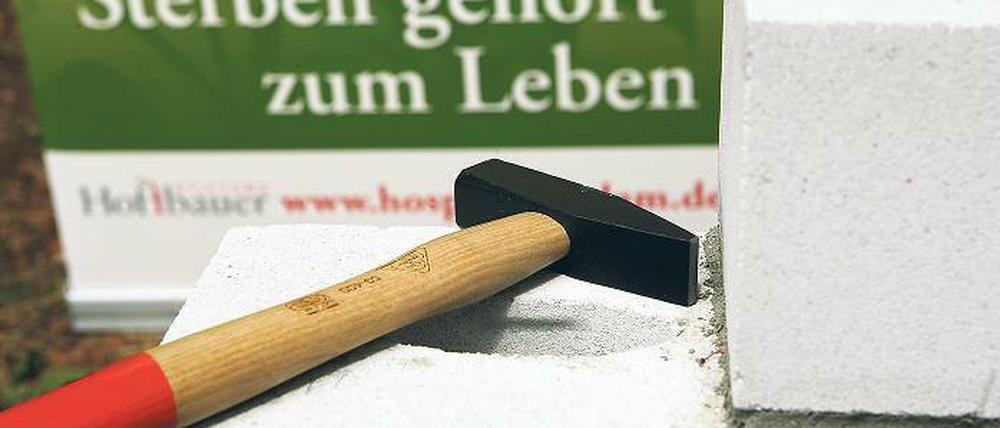 Der Grundstein ist gelegt. Die Sorgen um die Finanzierung konnten die Hospiz-Betreiber gestern allerdings noch nicht begraben. Das Sterbehaus wird dauerhaft auf Spenden angewiesen sein, betonte Hospiz-Geschäftsführer Michael Blümchen.
