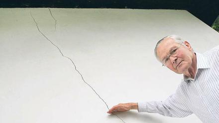 Da ist Bewegung drin: Klaus Gareis zeigt einen Riss an der ehemaligen Gymnastikschule Ullrich, der immer weiter aufklafft.