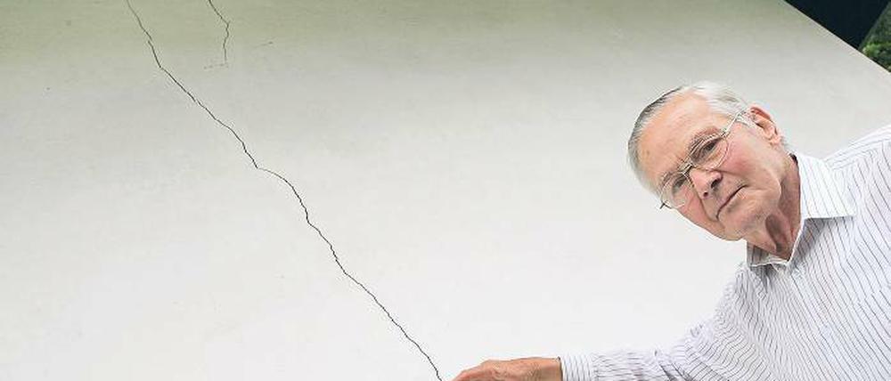 Da ist Bewegung drin: Klaus Gareis zeigt einen Riss an der ehemaligen Gymnastikschule Ullrich, der immer weiter aufklafft.