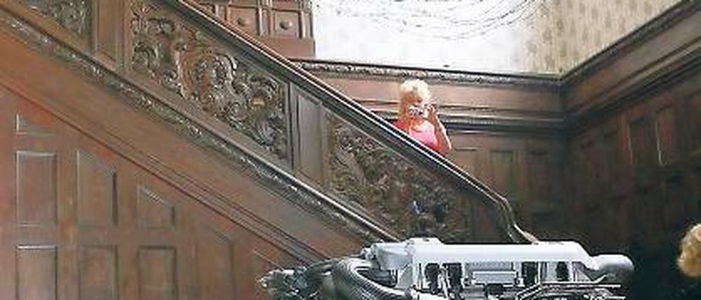 Das Dröhnen der Macht. Der 16-Zylinder-Bugatti-Motor verbunden mit einer Licht- und Toninstallation der bulgarischen Künstlerin Mariana Vassileva im Schloss Marquardt.