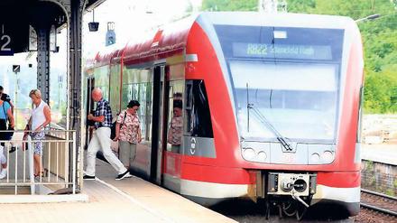 Zug zum Flug. Noch hält die Regionalbahn 22 nach Schönefeld in Michendorf.