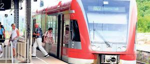 Zug zum Flug. Noch hält die Regionalbahn 22 nach Schönefeld in Michendorf.