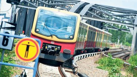 Teuer. Die S-Bahn, eine Tochter der Bahn AG, ist in die Miesen gefahren.