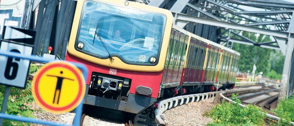 Teuer. Die S-Bahn, eine Tochter der Bahn AG, ist in die Miesen gefahren.