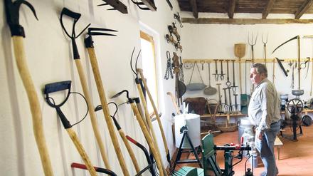 Historisch. Landwirt Frank König im künftigen Mühlenmuseum. Dort sind auch historische Werkzeuge und Gebrauchsgegenstände aus der Landwirtschaft ausgestellt.
