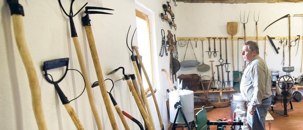 Historisch. Landwirt Frank König im künftigen Mühlenmuseum. Dort sind auch historische Werkzeuge und Gebrauchsgegenstände aus der Landwirtschaft ausgestellt.