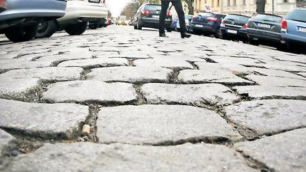 Vollgeparkt. Straßenränder voller Autos – wie hier in der Jägerstraße – könnten irgendwann der Vergangenheit angehören. Doch der Weg zu einer autofreien Innenstadt ist noch weit.