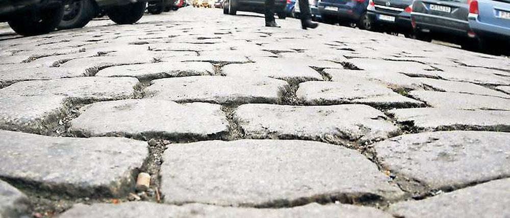 Vollgeparkt. Straßenränder voller Autos – wie hier in der Jägerstraße – könnten irgendwann der Vergangenheit angehören. Doch der Weg zu einer autofreien Innenstadt ist noch weit.