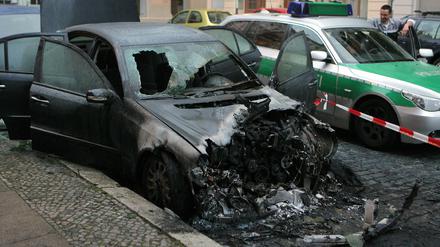 Durch Brandanschlag zerstörtes Auto.